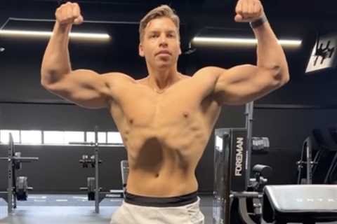 Joseph Baena Showed Off Some 'Classic' Bodybuilder Poses During a Workout